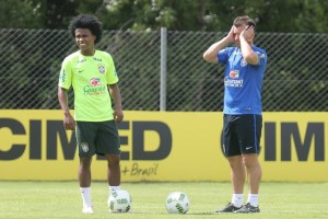 Willian e Dunga no últmo treino da seleção brasileira, em Viamão (Foto: Lucas Figueiredo / MoWA Press)