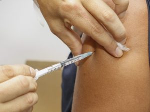 Vírus chegou mais cedo ao país este ano, afetando pessoas não vacinadas (Foto: Cristine Rochol/PMPA)