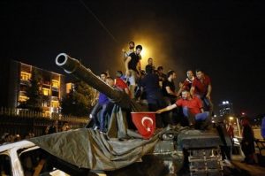 Pessoas em tanque do Exército da Turquia em Ancara. 15/7/2016. REUTERS/Tumay Berkin
