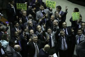 Parlamentares comemoram aprovação da PEC 241 em primeiro turno na Câmara