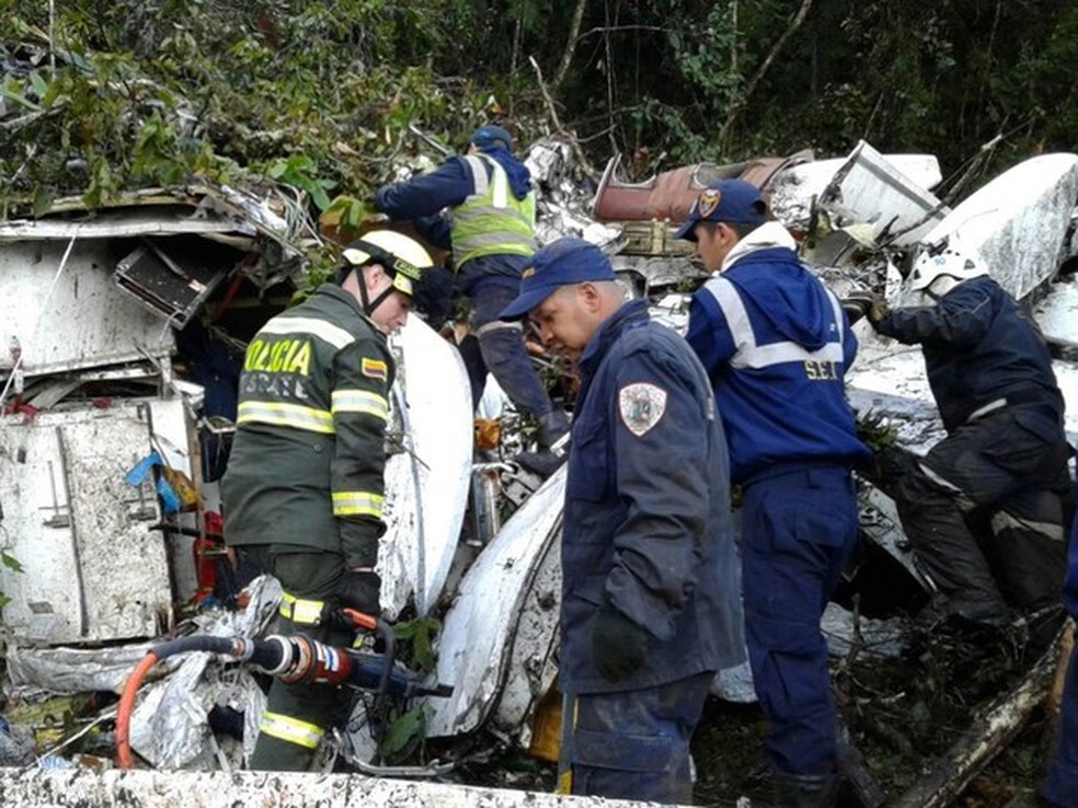 Polícia de Antioquia divulga fotos da operação de resgate entre os destroços do avião, que envolve policiais, bombeiros e unidade de emergências (Foto: Reprodução/Twitter/Departamento de Polícia de Antioquia) 
