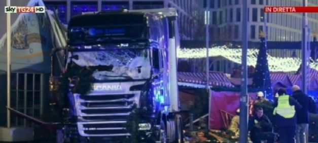 Caminhão invadiu mercado na capital alemã e deixou pelo menos nove mortos