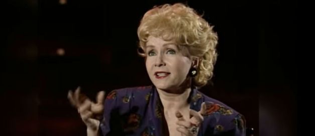 Debbie Reynolds teve seu primeiro grande papel de destaque no clássico "Cantando na Chuva", de 1952